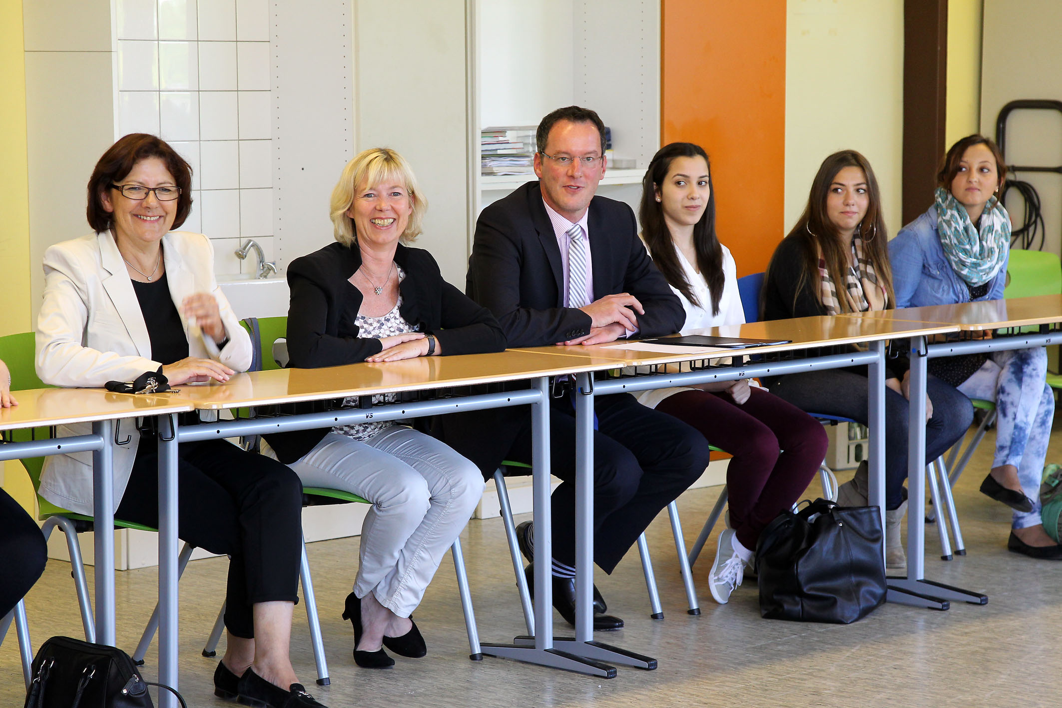 Bildungsministerin Doris Ahnen zum Beginn des Schuljahres 2013/2014 mit Oberbürgermeister Michael Ebling beim Besuch der Fachoberschule (FOS) der Kanonikus-Kir-Realschule plus im Mainz; Bild: Sämmer