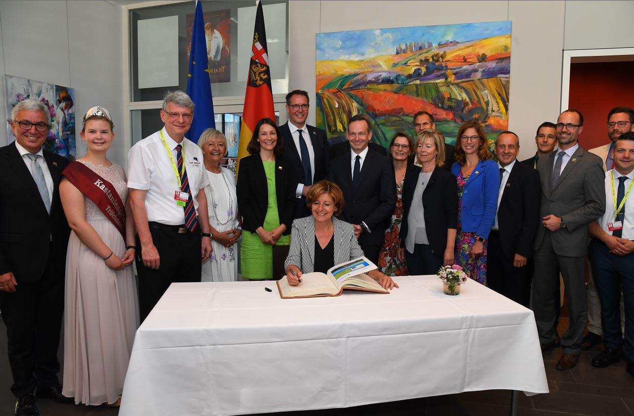 Vom 28. bis 30. Juni 2019 haben rund 100.000 Besucherinnen und Besucher den 35. Rheinland-Pfalz-Tag in der Trifelsstadt Annweiler gefeiert. Mit insgesamt vier Schwerpunktthemen, das Historische -, das Kulinarische -, das Aktive - sowie das Innovative Trifelsland, konnte die Region und insbesondere die Stadt, welche auch ihr 800-jähriges Stadtrechtsjubiläum feierte, auf vielfältige Weise erlebt und entdeckt werden.