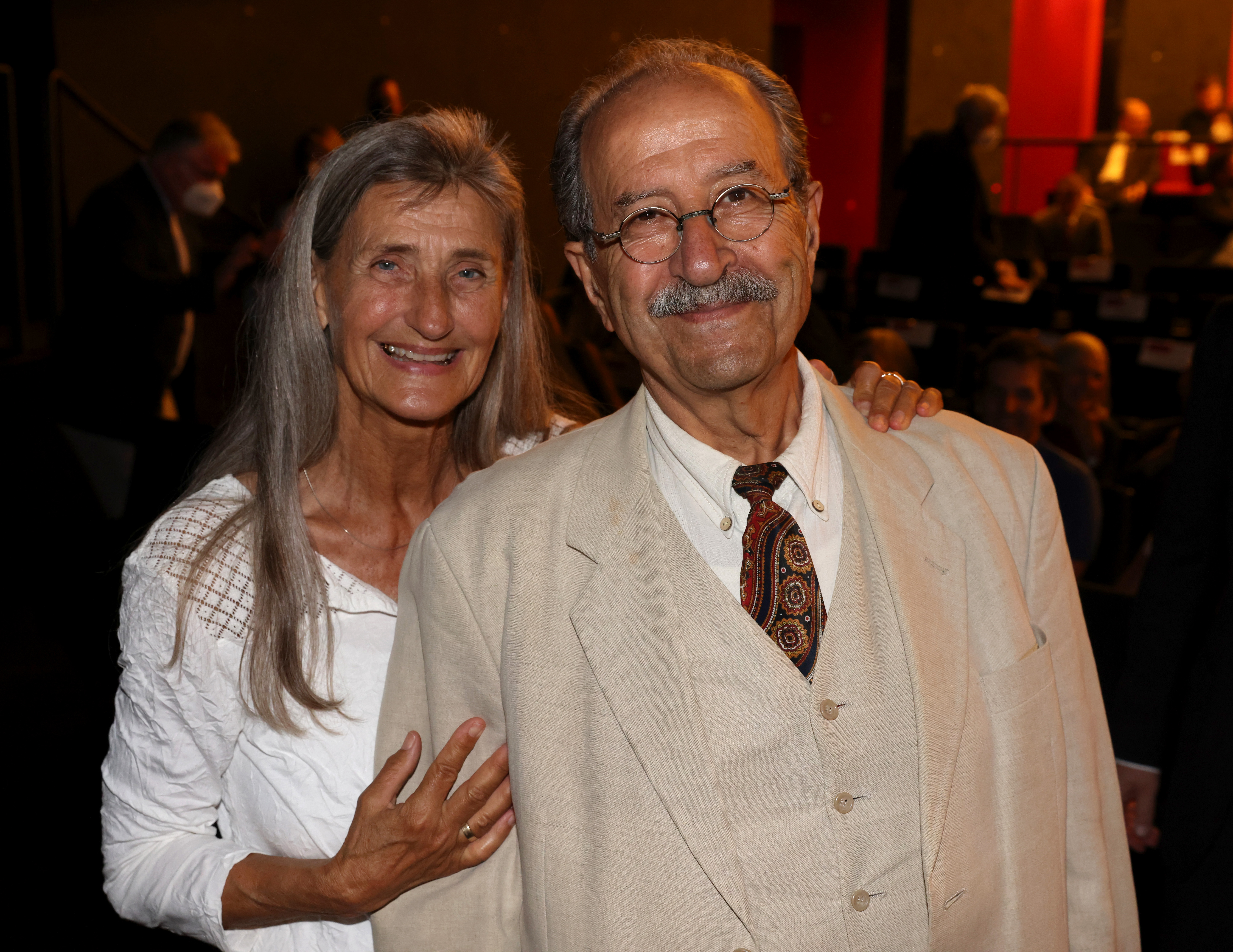 Ministerpräsidentin Malu Dreyer zeichnet den deutsch-syrischen Schriftsteller Rafik Schami mit der Carl-Zuckmayer-Medaille aus.