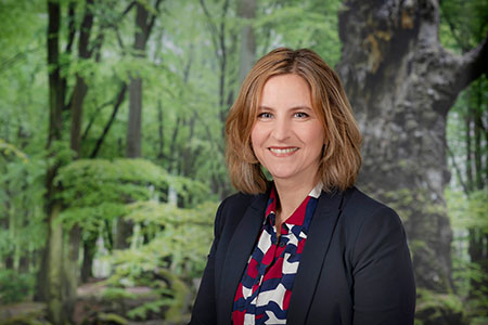 Porträtfoto von Klimaschutzministerin Katrin Eder.