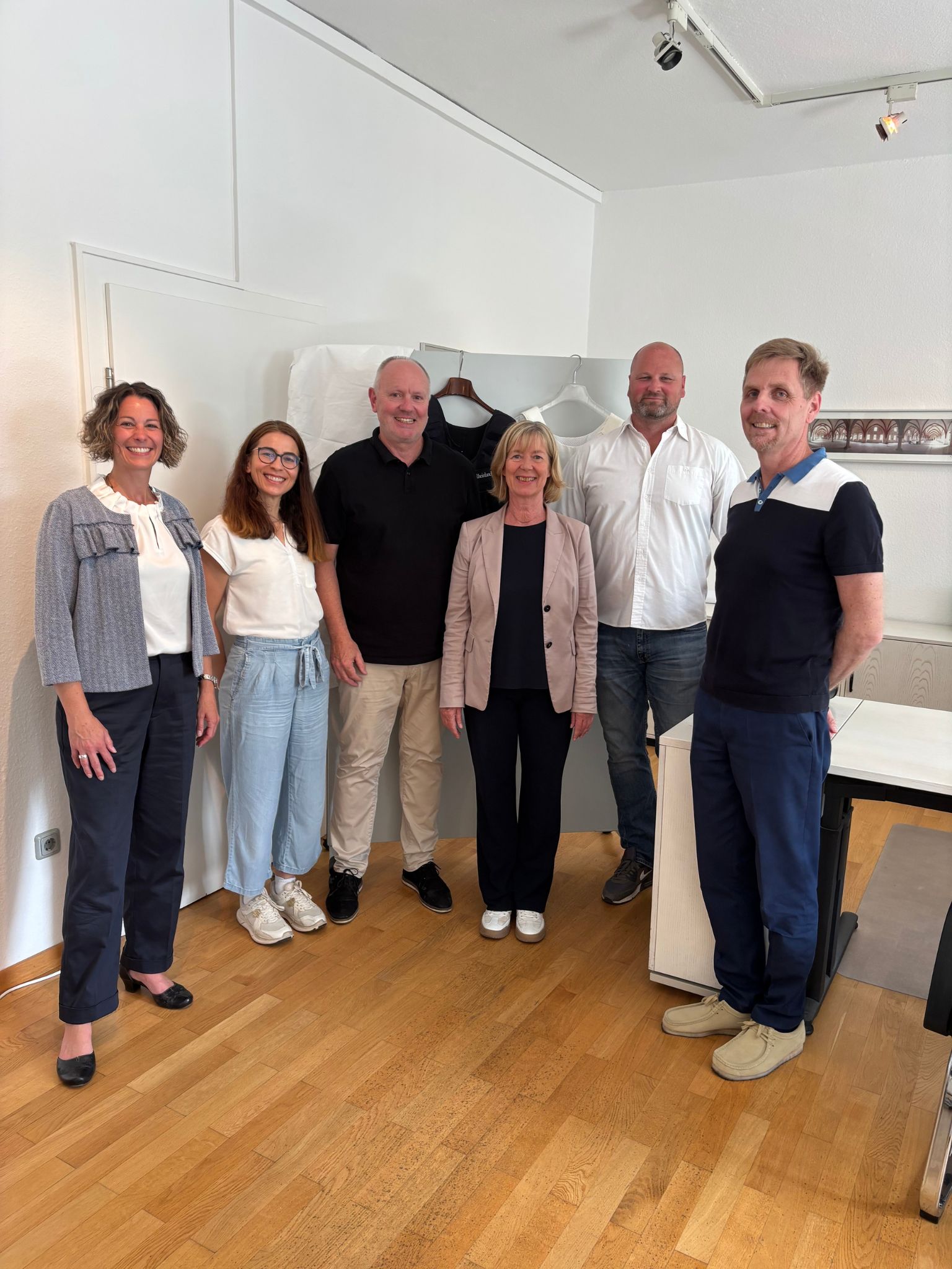 (v.l.n.r.) Frau Beilmann (stv. Amtsleiterin Finanzamt Mainz), Frau Sincer (Sachgebietsleiterin der Vollstreckung), Herr Fredrich (Vollziehungsbeamter), Finanzministerin Doris Ahnen, Herr Krämer (Vollziehungsbeamter), Herr Kirchhübel (Finanzministerium)
