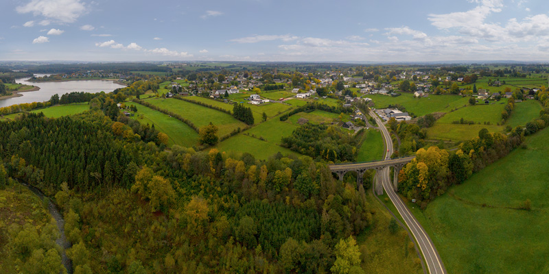 Blick aus der Luft auf eine Landschaft in Ostbelgien.