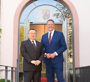 Ministerpräsident Alexander Schweitzer und der Minister der Internationalen Abteilung des Zentralkomitees der Kommunistischen Partei Chinas, Herrn Jianchao Liu vor der Staatskanzlei.