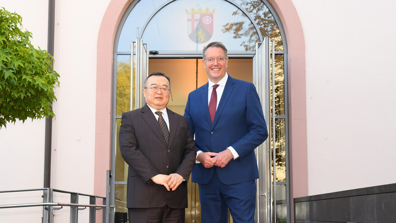 Ministerpräsident Alexander Schweitzer und der Minister der Internationalen Abteilung des Zentralkomitees der Kommunistischen Partei Chinas, Herrn Jianchao Liu vor der Staatskanzlei.