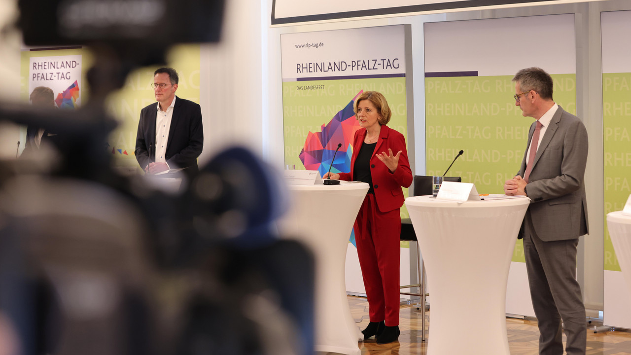 Gemeinsam mit dem Mainzer Oberbürgerbürgermeister Michael Ebling, Landtagspräsident Hendrik Hering, SWR-Landessenderdirektorin Ulla Fiebig, SWR3-Programmchef Thomas Jung und Rockland Radio-Geschäftsführer Steffen Müller stellte Ministerpräsidentin Malu Dreyer die Programmhöhepunkte des 36. Rheinland-Pfalz-Tages vor.