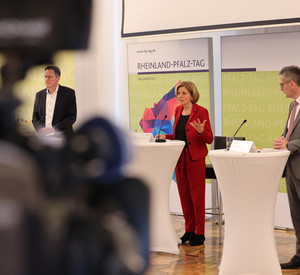Gemeinsam mit dem Mainzer Oberbürgerbürgermeister Michael Ebling, Landtagspräsident Hendrik Hering, SWR-Landessenderdirektorin Ulla Fiebig, SWR3-Programmchef Thomas Jung und Rockland Radio-Geschäftsführer Steffen Müller stellte Ministerpräsidentin Malu Dreyer die Programmhöhepunkte des 36. Rheinland-Pfalz-Tages vor.