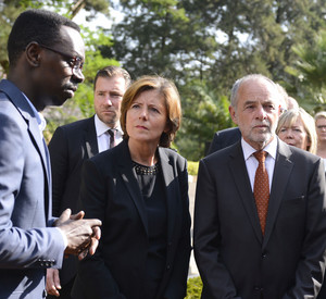 Ministerpräsidentin Malu Dreyer bei einem Besuch der Genozid-Gedänkstätte in Kigali bei einer Reise im Jahr 2018.