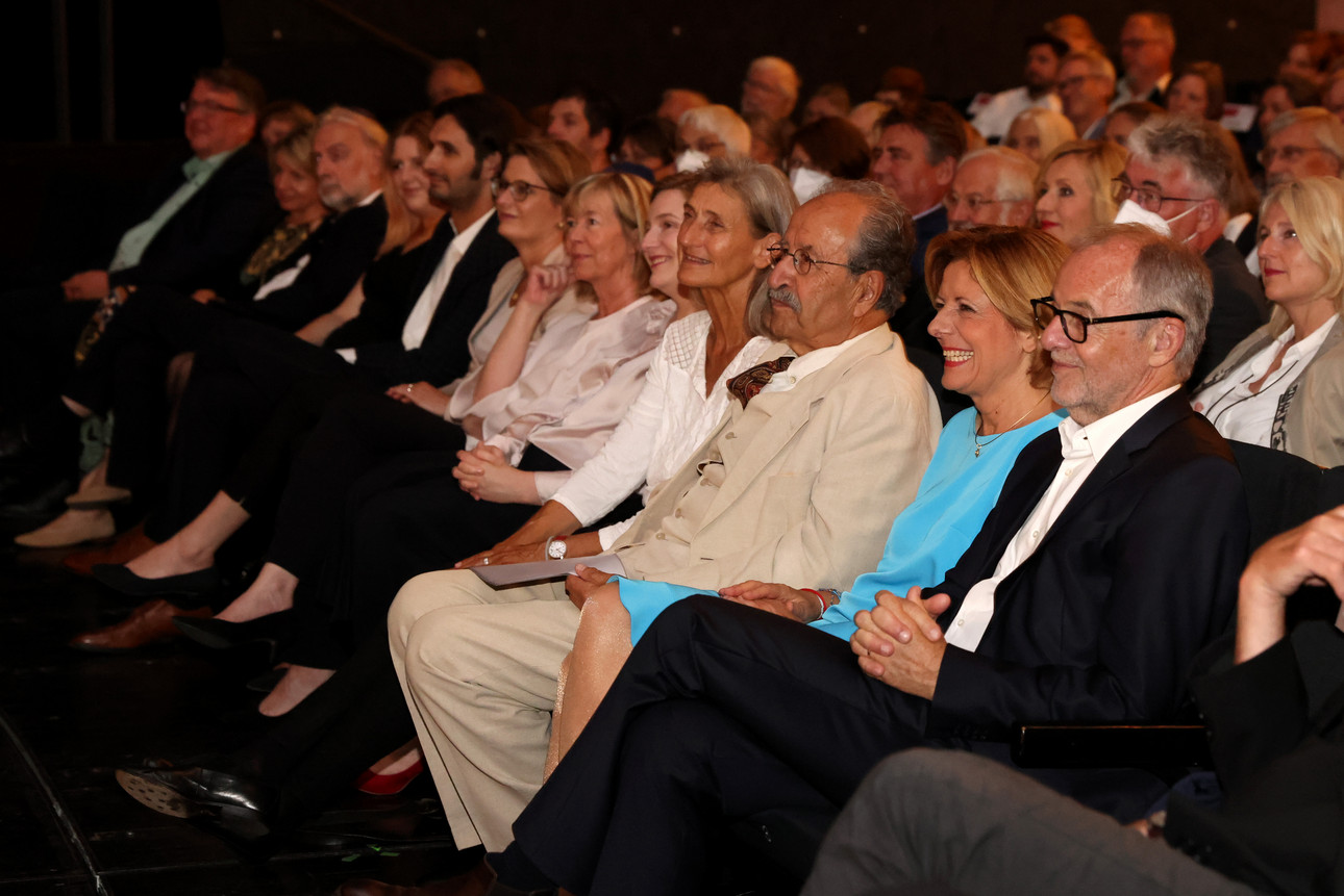 Ministerpräsidentin Malu Dreyer zeichnet den deutsch-syrischen Schriftsteller Rafik Schami mit der Carl-Zuckmayer-Medaille aus.