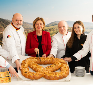 Übergabe der Neujahrsbrezel