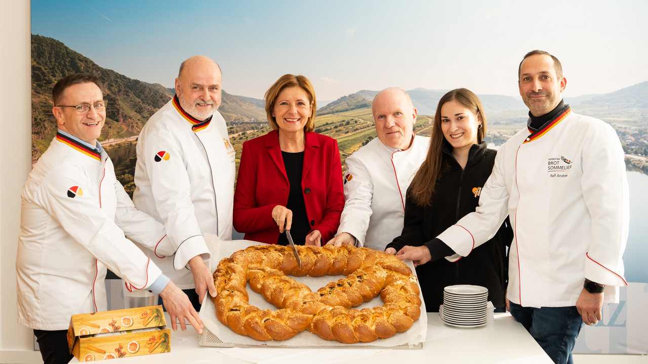 Übergabe der Neujahrsbrezel