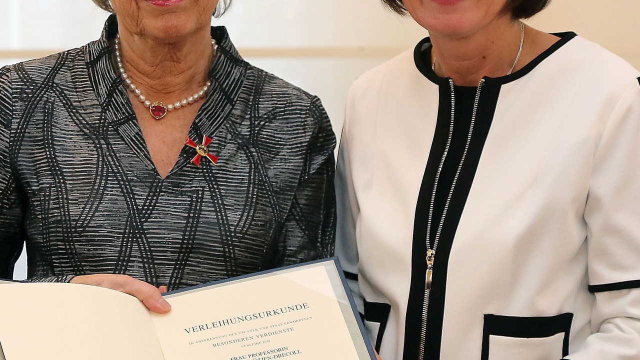 Überreichung des Bundesverdienstordens durch Ministerpräsidentin Malu Dreyer an die langjährige Präsidentin der Akademie der Wissenschaften und der Literatur, Prof. Dr. Elke Lütjen-Drecoll; Bild: Stefan Sämmer / © Staatskanzlei