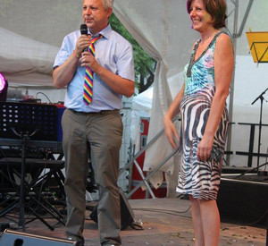 Ministerpräsidentin Malu Dreyer steht während des CSD 2015 in Trier zusammen mit Alex Rollinger, dem Geschäftsführer des SCHMIT-Z in Trier, auf der Bühne.
