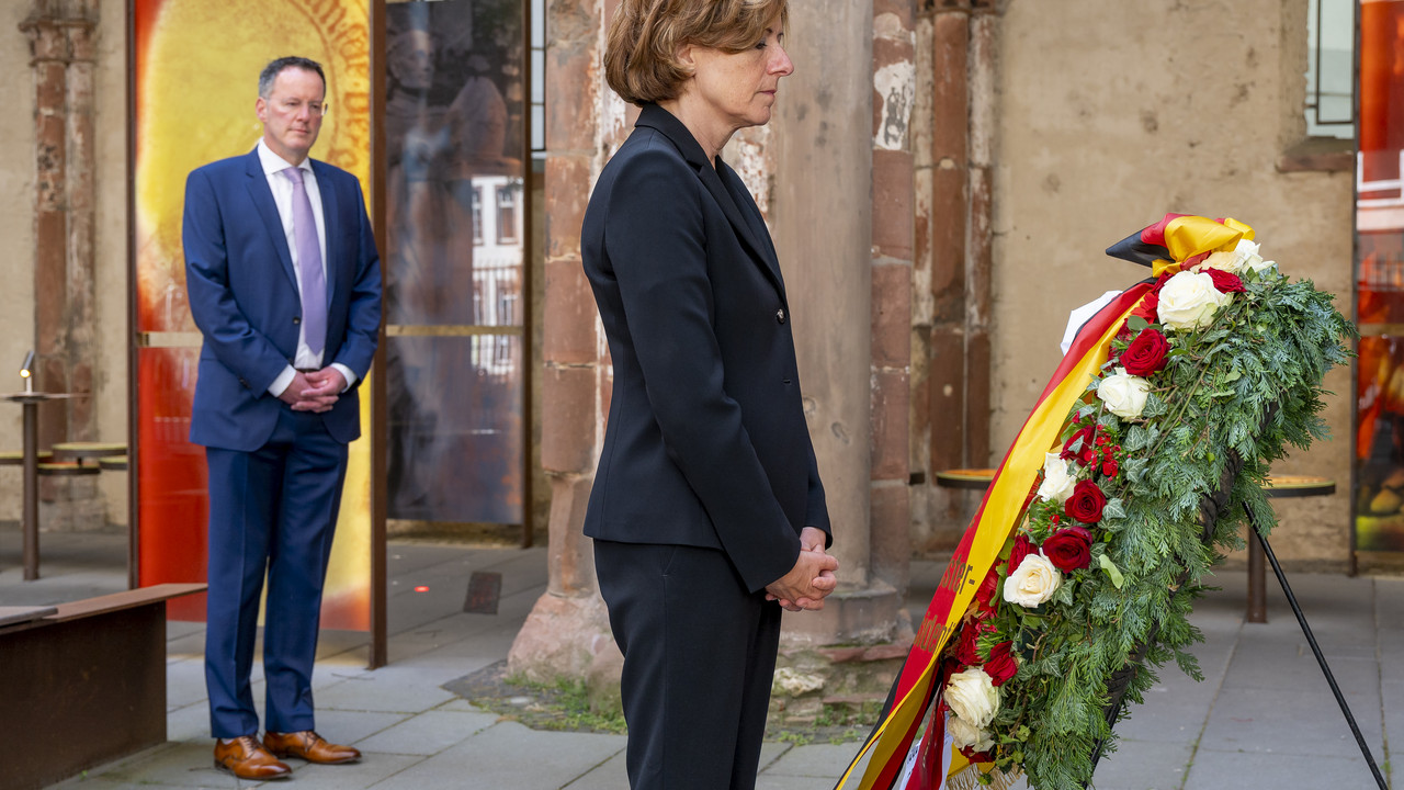Kranzniederlegung zum 75. Jahrestag des Kriegsendes