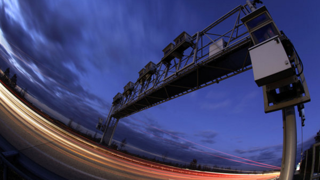 Straßenverkehr bei Nacht