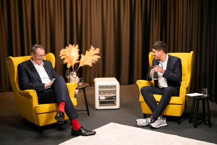 Ministerpräsident Alexander Schweitzer im Gespräch mit VRM Chefredakteur Dennis Rink. Beide sitzen in einem gemütlichen Sessel und unterhalten sich entspannt im Rahmen des Talkformats Rinks Lokalrunde.