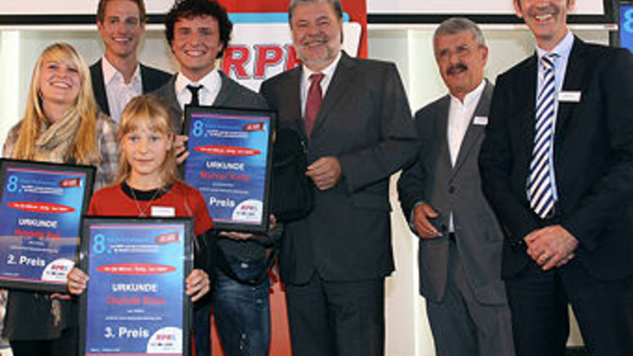 Der Ministerpräsident mit den Preisträgern, Moderator Markus Appelmann, dem LMK-Direktor Manfred Helmes und RPR1. Geschäftsführer Kristian Kropp; Bild: Sämmer