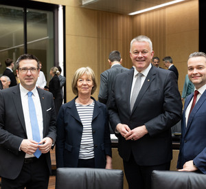 (v.l.n.r.) Minister Klein, Ministerin Ahnen, Ministerpräsident Schnieder, Bevollmächtigter Welling