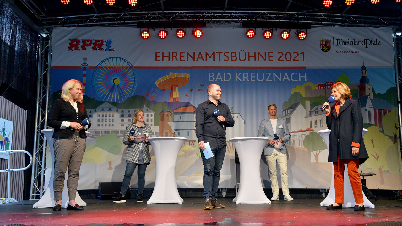 Oberbürgermeisterin Dr. Heike Kaster-Meurer und Ministerpräsidentin Malu Dreyer auf der Bühne von RPR1