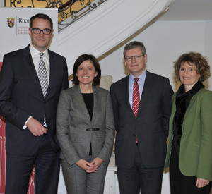 Gruppenfoto im Anschluss an das Gespräch mit Lászlo Andor, EU-Kommissar für Beschäftigung, Soziales und Integration; Bild: Dauwe / © Staatskanzlei