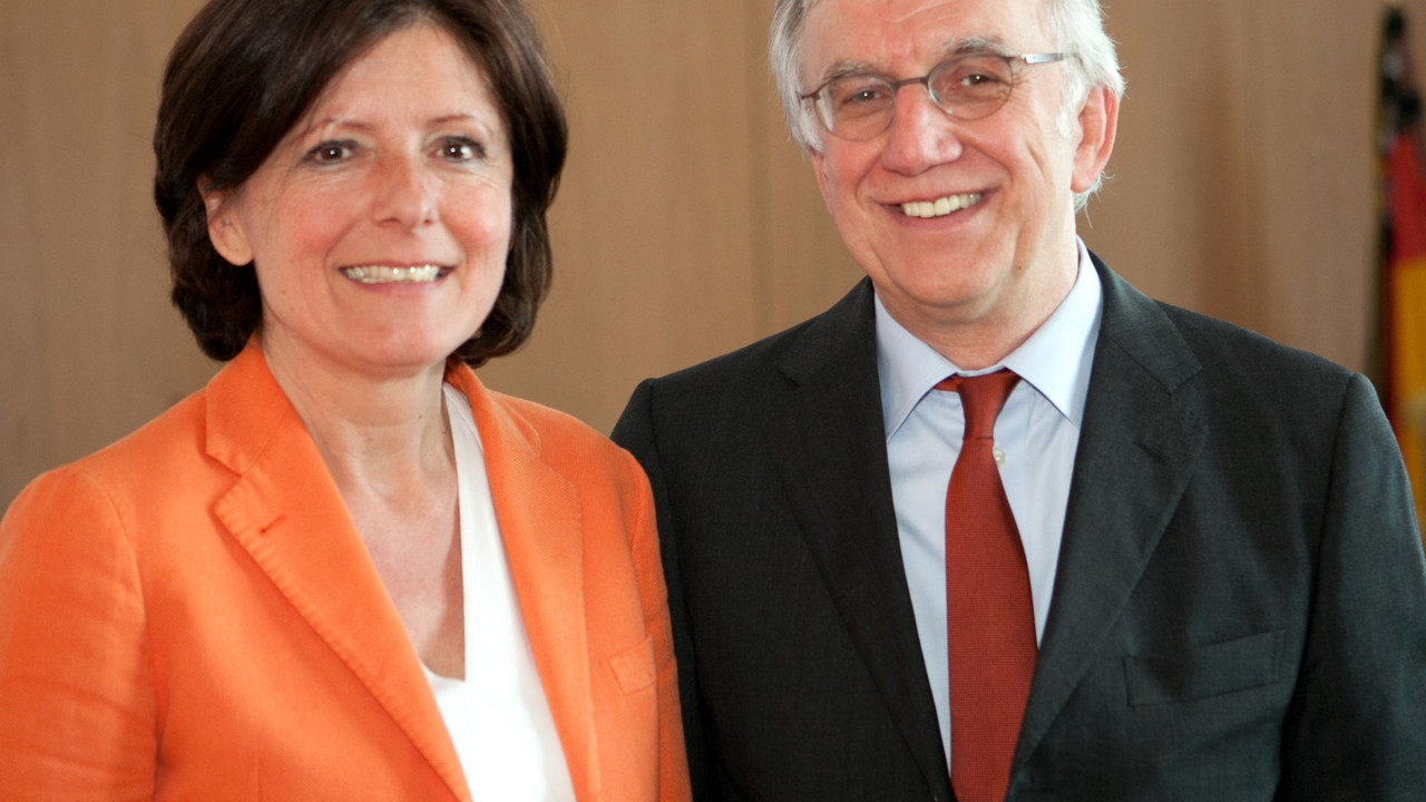 Ministerpräsidentin Malu Dreyer und der Landesdatenschutzbeauftragte Edgar Wagner; Bild: Martina Pipprich / © Staatskanzlei