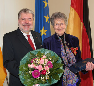 Ministerpräsident Kurt Beck zeichnet Lea Ackermann, mit dem vom Bundespräsidenten verliehenen Großen Bundesverdienstkreuz aus. Bild: Piel / © Staatskanzlei