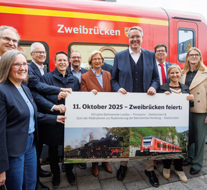 Der Startschuss für die Reaktivierung der Eisenbahnstrecke Homburg-Zweibrücken. Auf dem Gruppenbild sind in der Mitte Ministerpräsident Alexander Schweitzer, Ministerpräsidentin Anke Rehlinger und die Ministerin für Klimaschutz, Umwelt, Energie und Mobilität Katrin Eder.