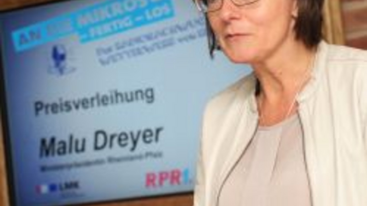 Ministerpräsidentin Malu Dreyer ehrt die Preisträgerin und die Preisträger; Foto: RPR1