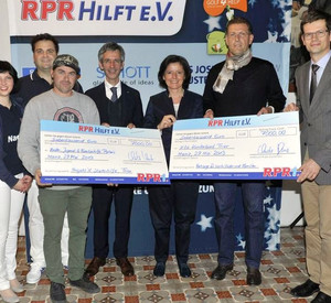 Gruppenfoto mit Vertreterinnen und Vertretern aller Kinderhilfsorganisationen aus ganz Rheinland-Pfalz; Bild: Peter Seydel