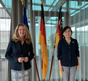 Die Bevollmächtigte des Landes Rheinland-Pfalz, Heike Raab, mit der neuen Botschafterin der Republik Korea, Dr. Hyun Ock Cho