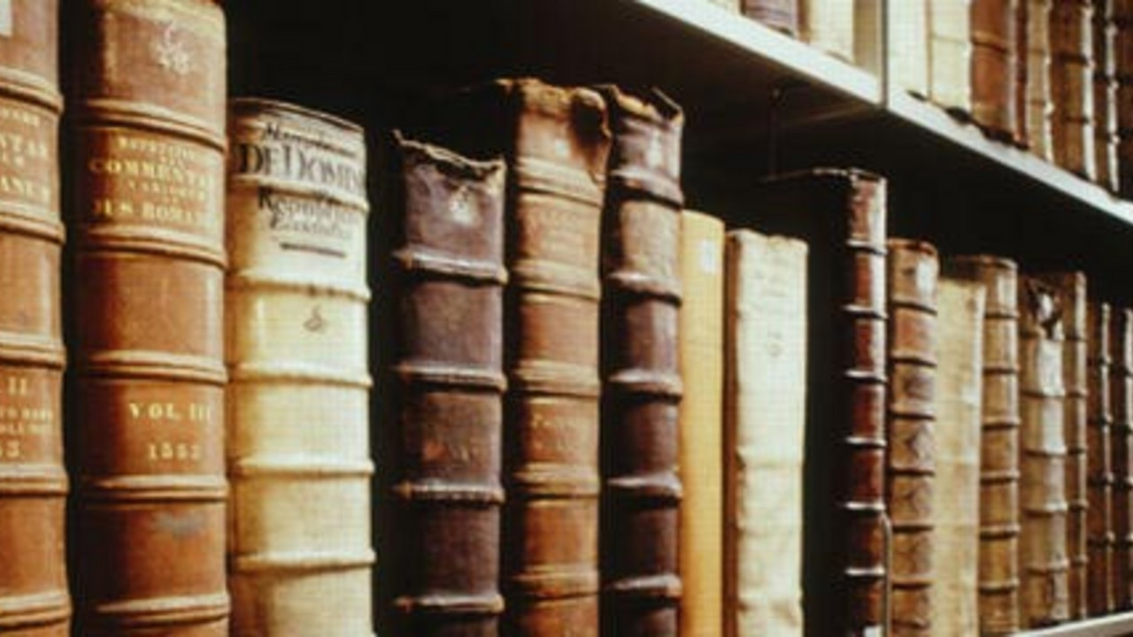 Regal mit alten Büchern
