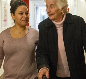 Symbolbild Pflege, Seniorin mit Begleiterin; Bild: dpa