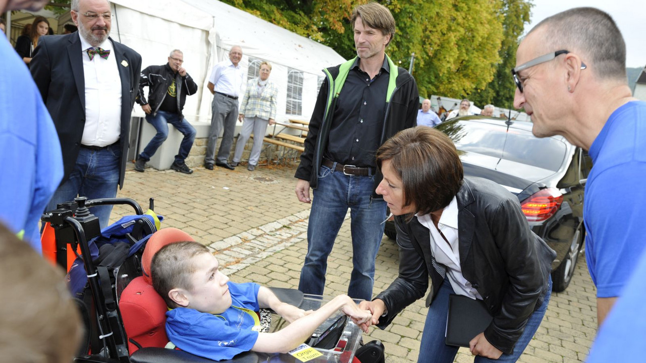 Ministerpräsidentin Malu Dreyer begrüßt Muskelkranken; Foto: DGM-Sternfahrt e.V.
