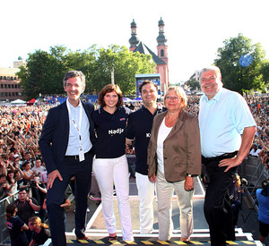 Die offizielle Eröffnung, v.l. RPR1.-Geschäftsführer Kristian Kropp, das Moderatorenduo Nadja und Kunze, Landtagsvizepräsidentin Hannelore Klamm, Ministerpräsident Kurt Beck; Bild: Wallrath.