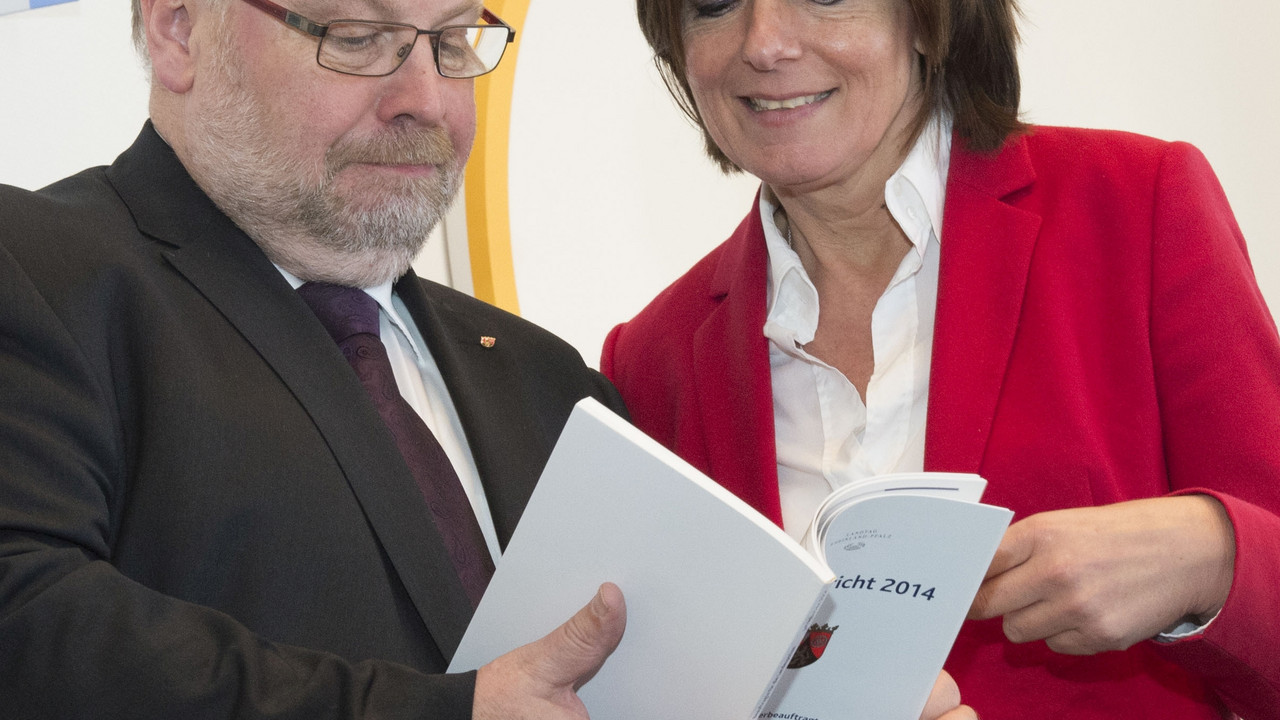 Bürgerbeauftragte Burgard übergibt seinen Jahresbericht an Ministerpräsidentin Dreyer; Bild: Peter Pulkowski