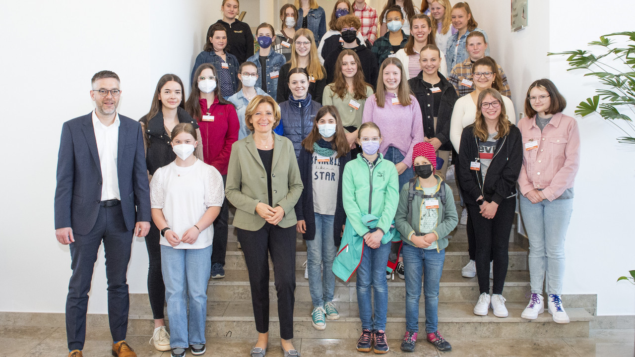 Teilnehmerinnen des Girlsday 2022 mit Ministerpräsidentin und CdS