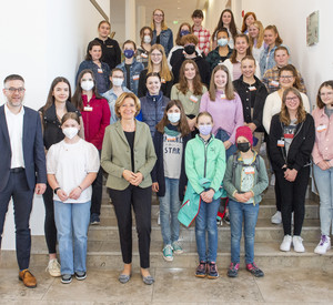 Teilnehmerinnen des Girlsday 2022 mit Ministerpräsidentin und CdS