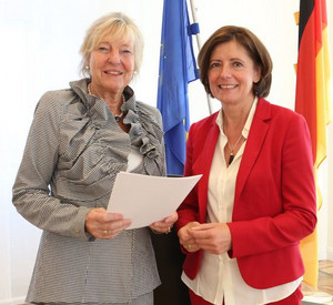 Ministerpräsidentin Malu Dreyer und die Vorsitzende des wissenschaftlichen Beirats Demografie, Prof. Dr. Elke Lütjen-Drecoll; Foto: Alexander Sell