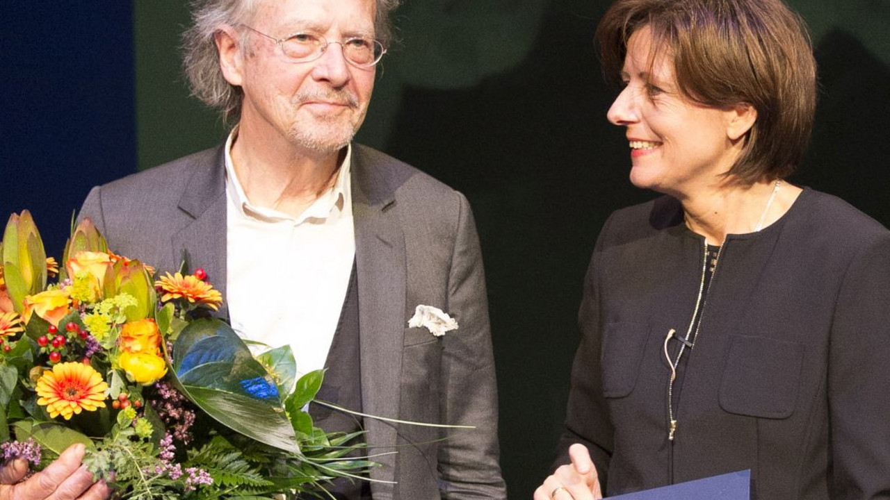 Ministerpräsidentin Malu Dreyer verleiht den Dramatikerpreis an Peter Handke; Bild: Voss