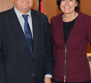 Ministerpräsidentin Malu Dreyer und der Botschafter der Republik Ruanda, Peter Fahrenholtz; Bild: Sämmer / © Staatskanzlei