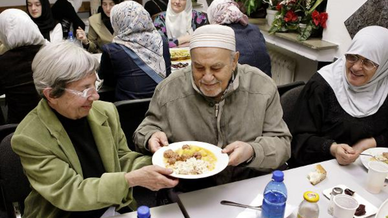 Gemeinsames Fastenbrechen zwischen Nichtmuslimen und Muslimen; Bild: dpa