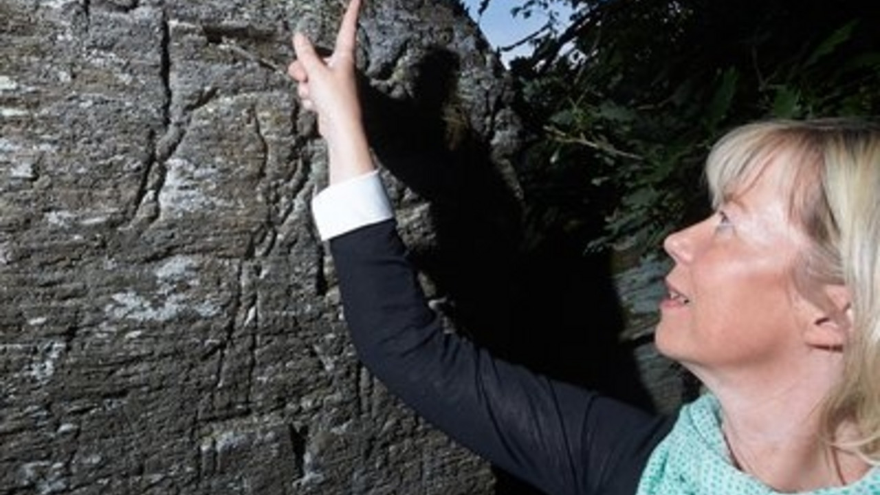 Kulturministerin Doris Ahnen an der Felskunst bei Gondershausen; Bild: dpa