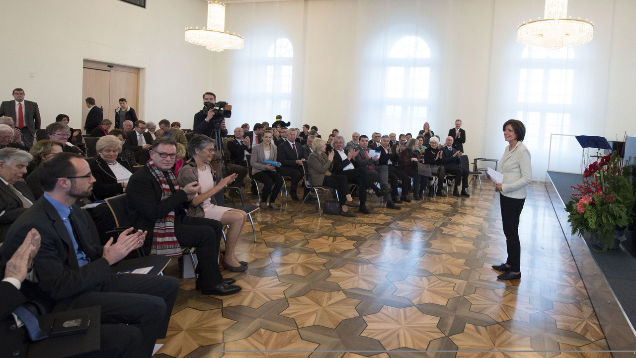 Ministerpräsidentin Malu Dreyer bei ihrer Laudatio für die zwölf verdienten Bürgerinnen und Bürger; Bild: Pulkowski / © Staatskanzlei