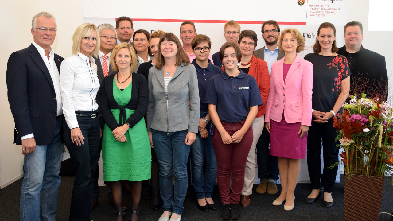 Umweltministerin Ulrike Höfken mit den Preisträgerinnen und Preisträgern des Umweltpreises Rheinland-Pfalz 2015
