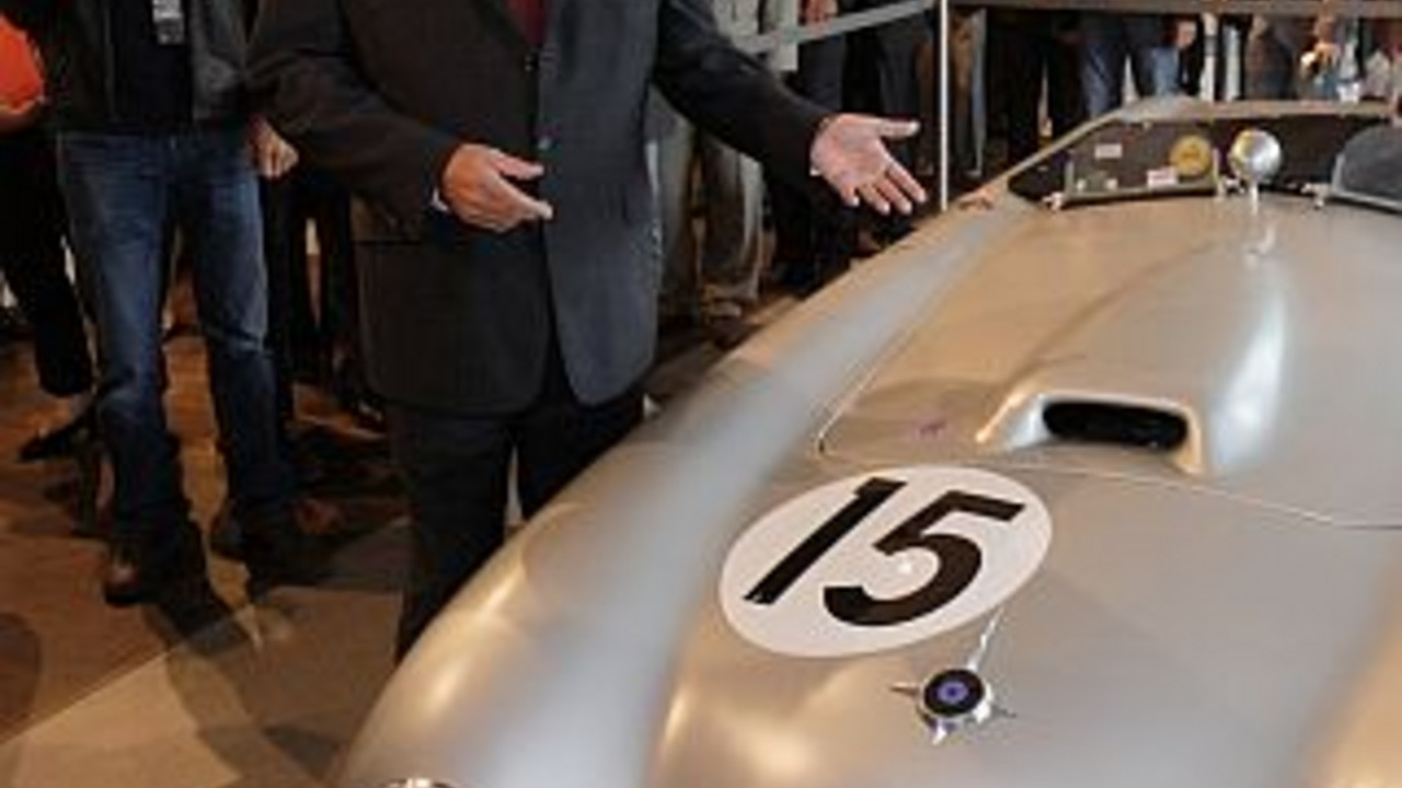 Ministerpräsident Kurt Beck bei der Eröffnung am Nürburgring; Bild: dpa