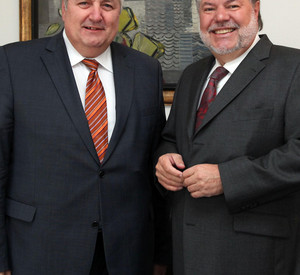 Der ungarische Botschafter Jószef Czukor mit  Ministerpräsident Kurt Beck; Bild:Sämmer