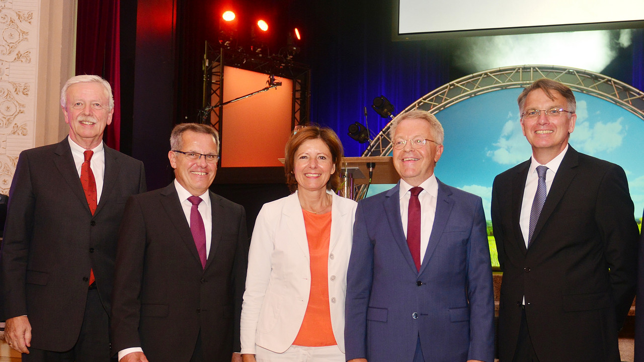 Hans-Bernd Wolberg, stellvertretender Vorstandsvorsitzender der DZ Bank AG, Rudolf Mies, Aufsichtsratsvorsitzender der Volksbank RheinAhrEifel, Ministerpäsidentin Malu Dreyer, Elmar Schmitz, Vorstandsvorsitzender der Volksbank RheinAhrEifel, Uwe Fröhlich, Präsident des Bundesverbandes der Deutschen Volksbanken und Raiffeisenbanken (BVR)
