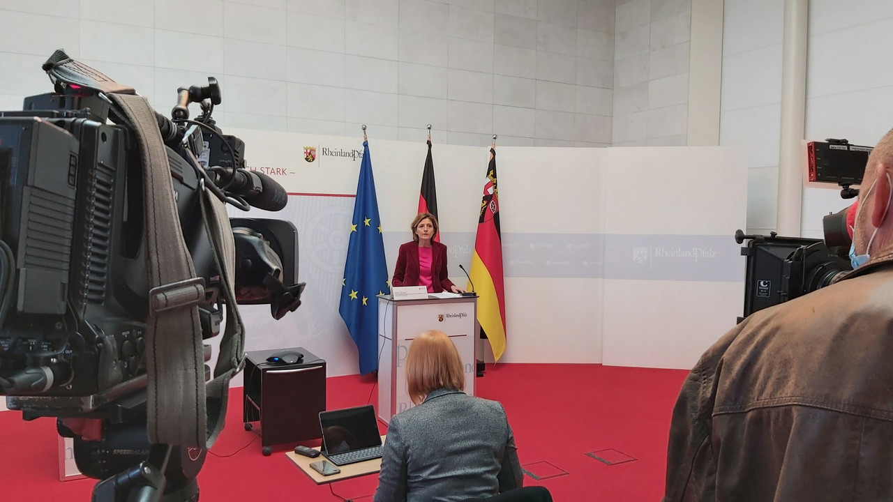 Ministerpräsidentin Malu Dreyer bei der Pressekonferenz
