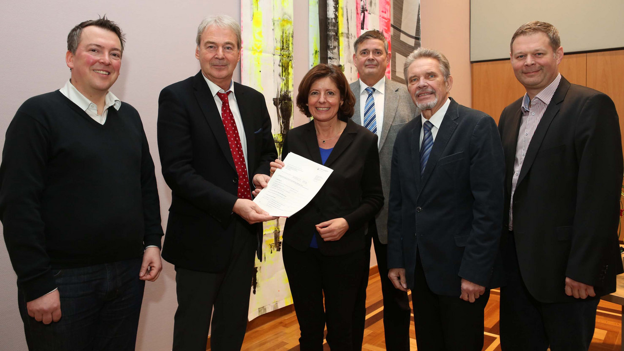 Ministerpräsidentin Malu Dreyer bei der Übergabe des Bewilligungsbescheides zur Förderung der Ehrenamtsbörse in der Ortsgemeinde Alsheim
