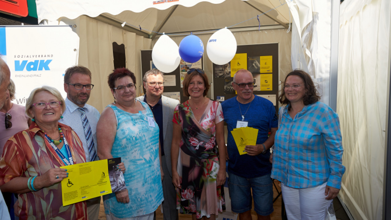 Ministerpräsidentin Malu Dreyer besucht den Markt der Möglichkeiten auf dem Ehrenamtstag in Mayen.