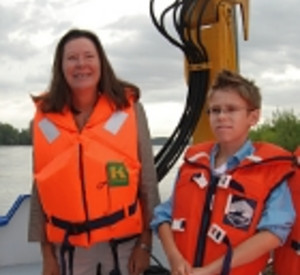 Höfken mit Schüler auf der MS Burgund; Bild: Ministerium